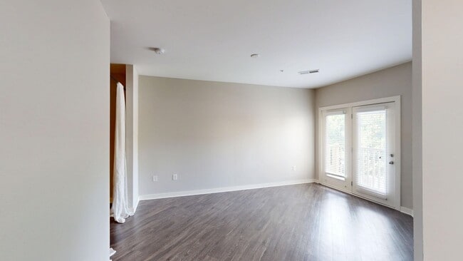 Building Photo - Studio Apartment in Melrose Heights- Close...