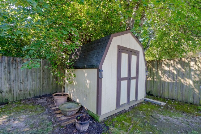 Building Photo - Beautiful 3 bedroom 2 bath house w/attached garage.