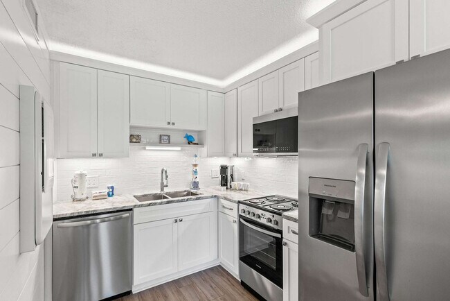 Building Photo - 8743 Thomas Dr