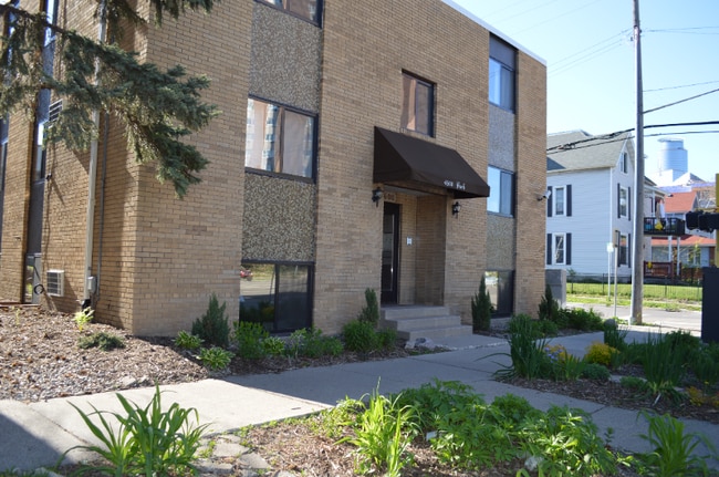 Building Photo - 1600 Park Ave