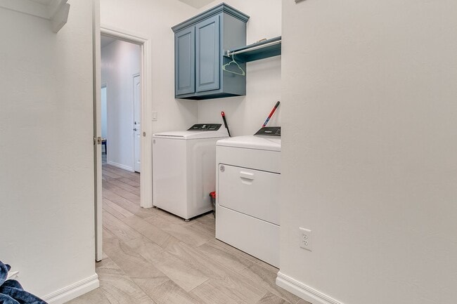 Building Photo - 3 Bed, 2 Bath Home with Bonus Office and  Huge Workshop