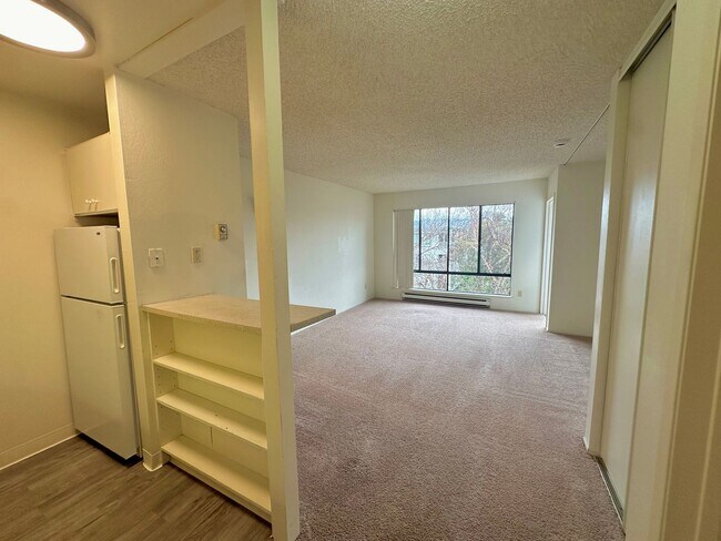 Building Photo - $500 OFF FIRST MONTH RENT!!! AVAILBLE NOW! TOP FLOOR Condo Available in Watergate Community/Emery...