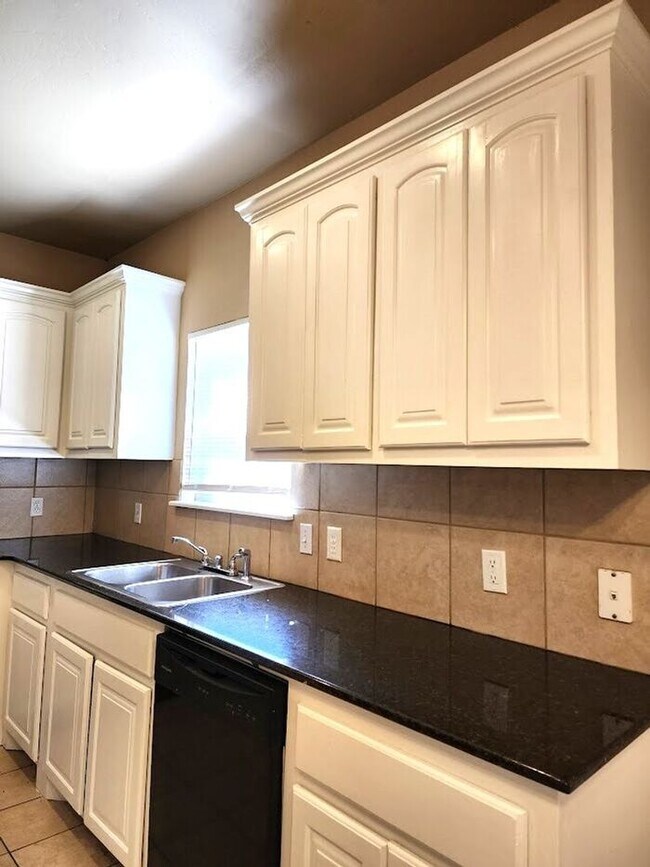 Building Photo - 4 Bed 2 Bath 2 Car Garage Executive Duplex in the Oxford Park Addition