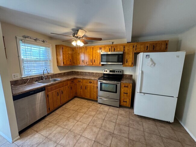 Building Photo - 617 Millville Ave