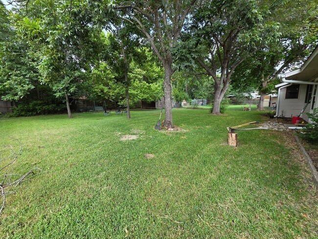 Building Photo - 605 Town Creek Ct