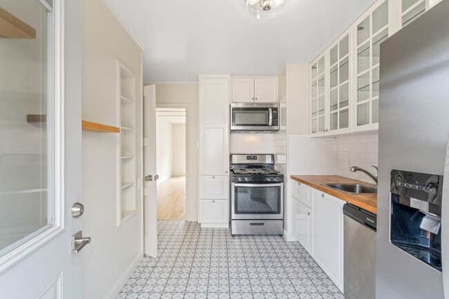 Building Photo - Cute, Comfortable and Convenient Apartment...