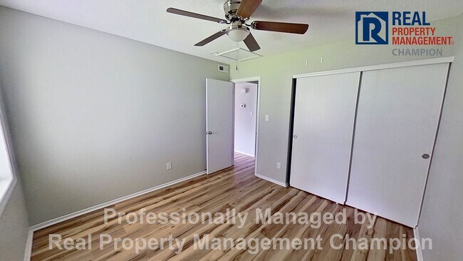 Building Photo - Adorable 2 BD/1 BA Duplex with Covered Back Patio