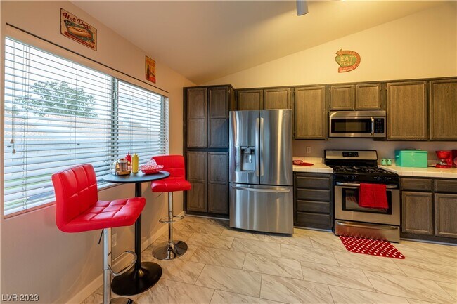 Building Photo - 131 E Tamarack Dr