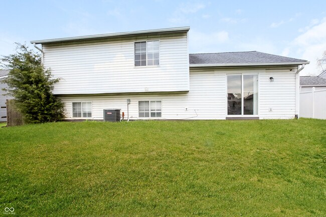 Building Photo - 607 Woods Crossing Dr
