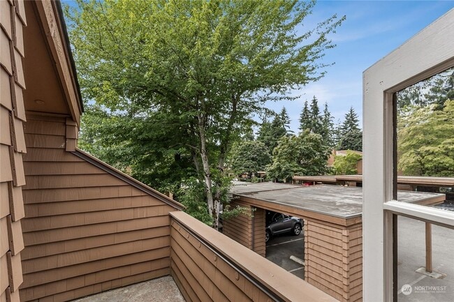 Building Photo - Great 1bed 1bath Location in Kirkland! Next to Village at Totem Lake Mall