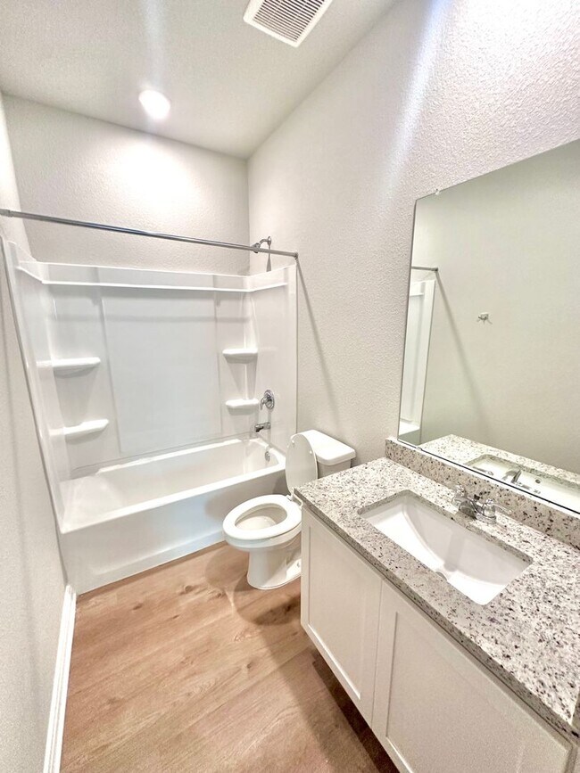Building Photo - Luxury 3-Bed, 2-Bath Duplex in Buda!