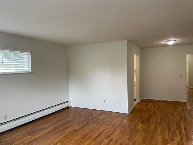 Building Photo - 2 BR IN HYDE PARK WITH OFF STREET PARKING