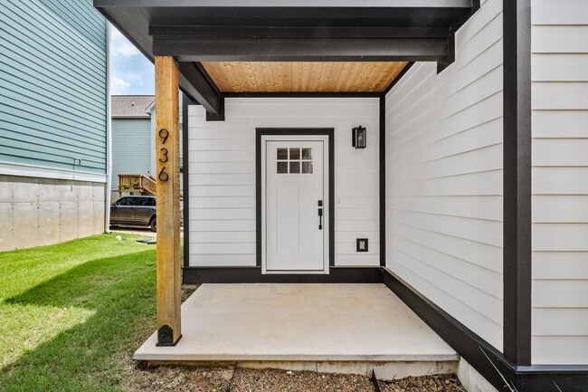 Building Photo - Beautiful and Modern Home!