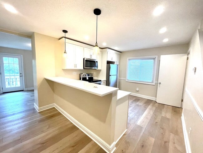 Building Photo - Large House with A/C, deck, updated kitchen, laundry, pet friendly September 1st