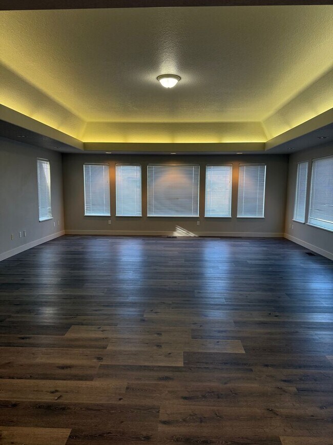 Building Photo - Spacious Redmond Estate on 14 Acres – 4,300+ Sq Ft, Pastures, 4-Car Garage