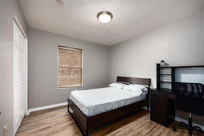 Building Photo - 1608 NE 45th Pl