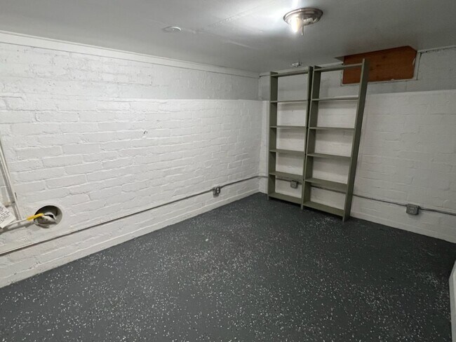 Building Photo - Spacious 3+ bed/2 bath home! Large fenced yard, garage, shed, w/d, a/c, d/w & more!