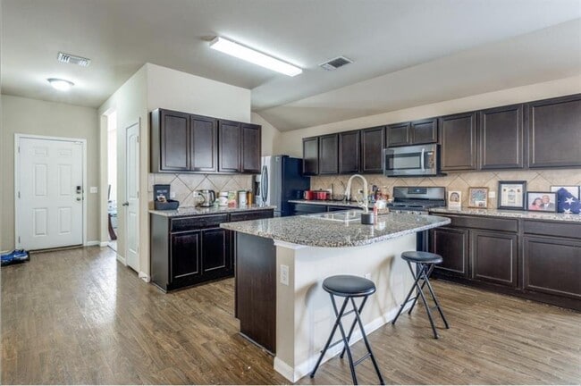 Building Photo - 405 Camellia Dr