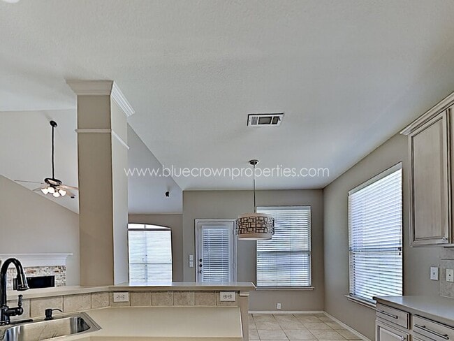 Building Photo - 2440 Kingsley Dr