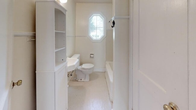 Building Photo - Lakeview Drive Cottage