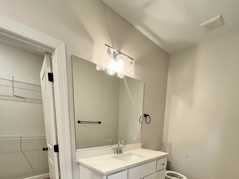 Building Photo - 239 Cedar St