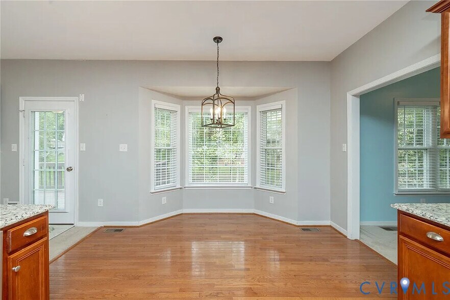 breakfast nook - 3620 Tanby Rd