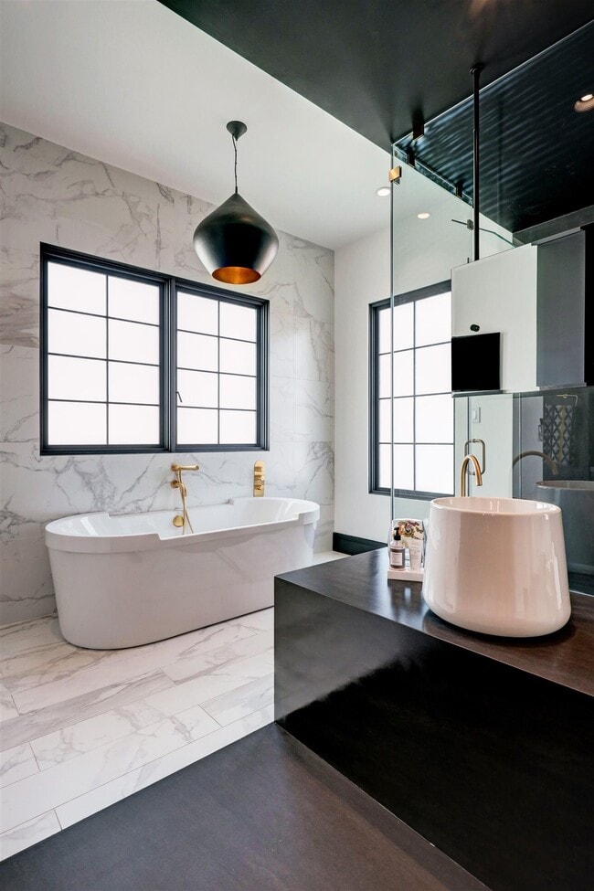 Building Photo - 2521 Westgate Dr