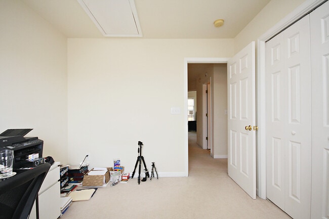 Building Photo - Pet Friendly Mill Creek Village Townhome