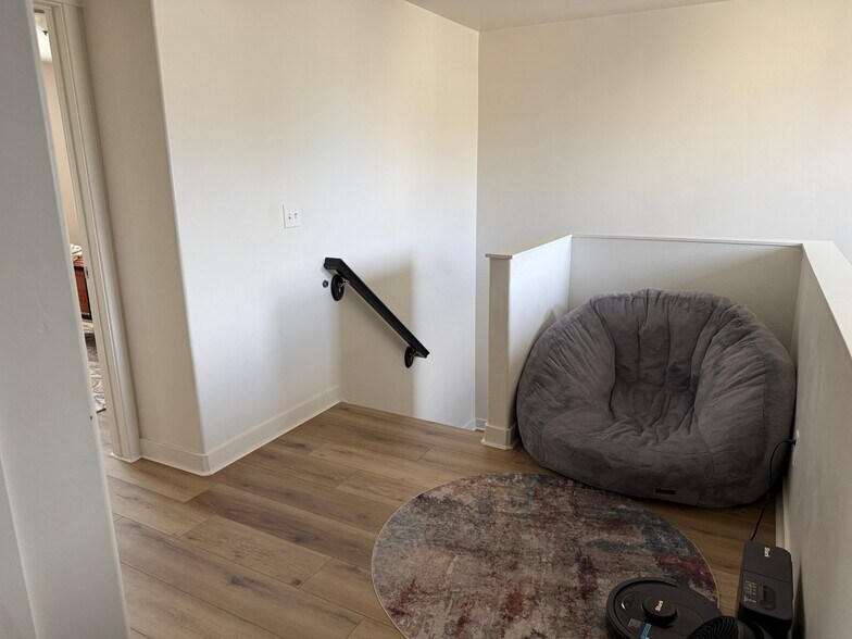 Building Photo - 885 W Edinburgh Dr