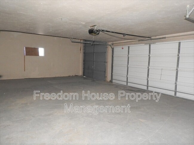 Building Photo - 2220 W Bell Vista Ave