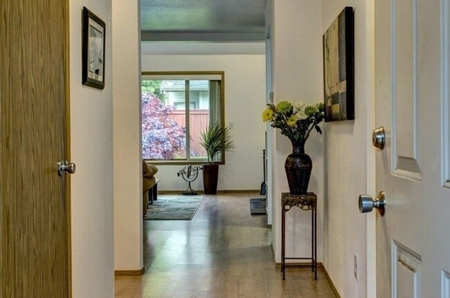 Building Photo - Beautiful 2 story Townhome in Juanita Kirk...