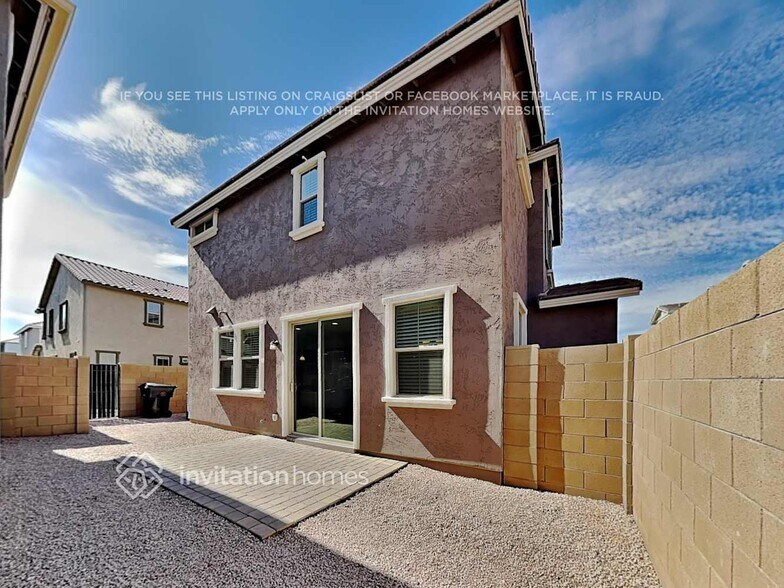 Building Photo - 225 N Sandal