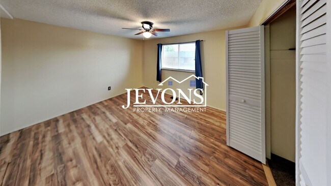 Building Photo - $900 Rent Credit | 3-bedroom single-family home near Randall Park with access to schools, shoppin...