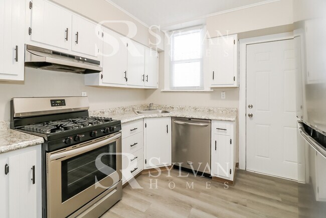 Building Photo - Beautiful 3BR 1.5BA Home