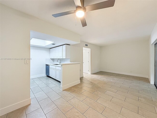 Building Photo - 1379 Seaview