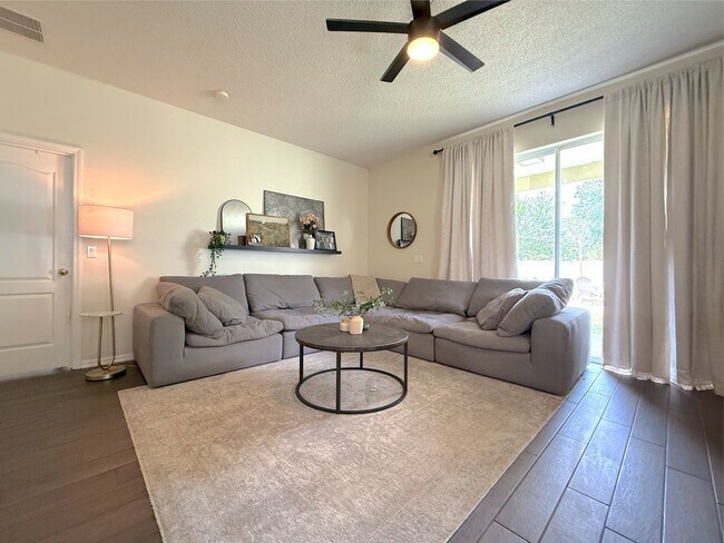 Building Photo - Spacious 5BR/3.5BA Home with Huge Backyard...