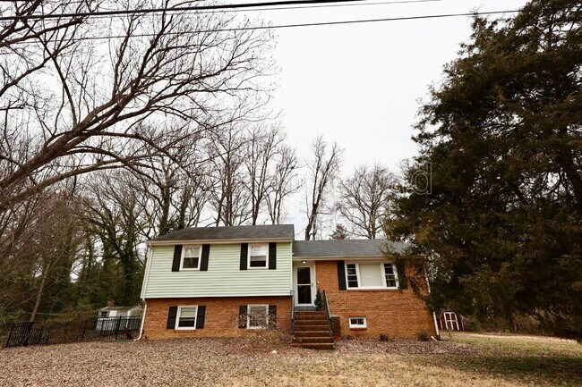 Building Photo - 3012 Elmbrook Rd