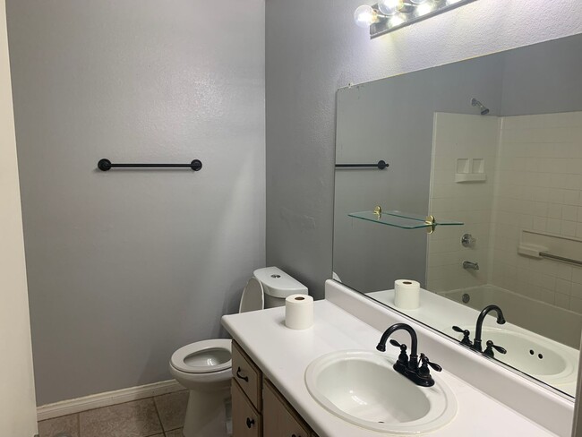 Building Photo - 3 Bedroom/2 Bathroom home has spacious lan...