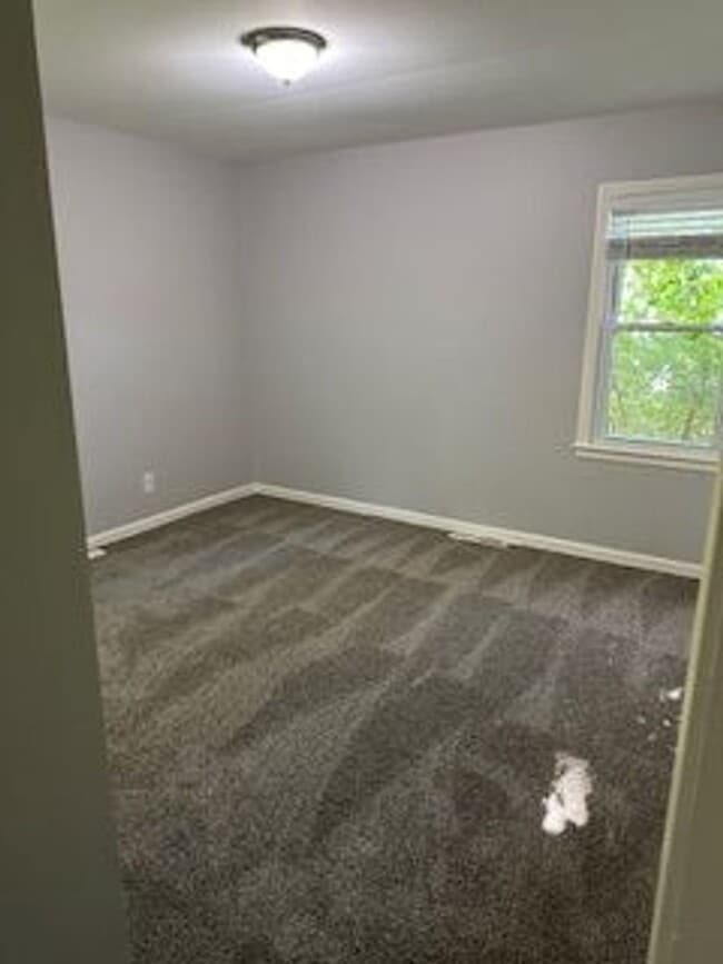 Building Photo - Charming 3 Bedroom 1 1/2 Bath