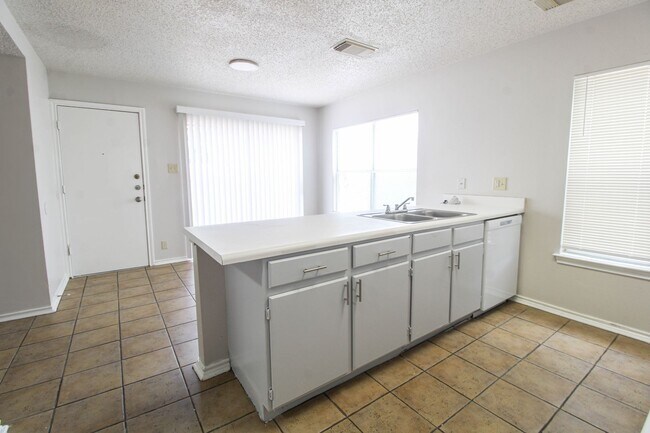 Building Photo - 5515 Kenton Bluff