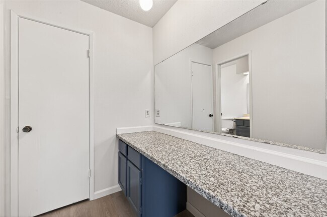 Building Photo - 7523 La Pl Dr