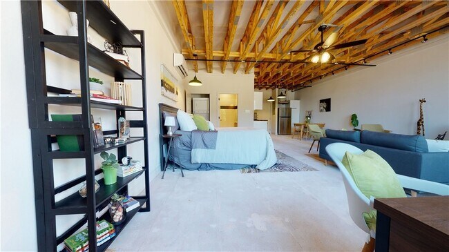 Building Photo - 305 W 27th St