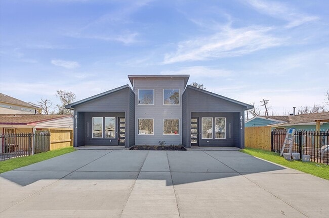 Building Photo - 5034 Pershing St