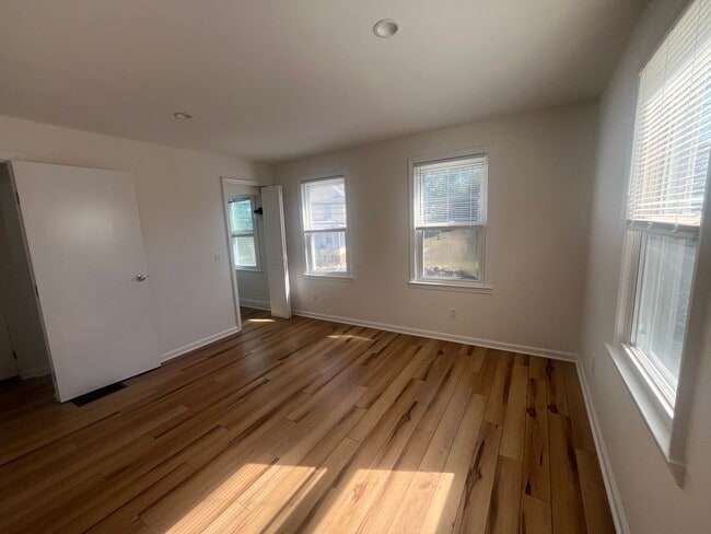 Building Photo - 3 Laura St