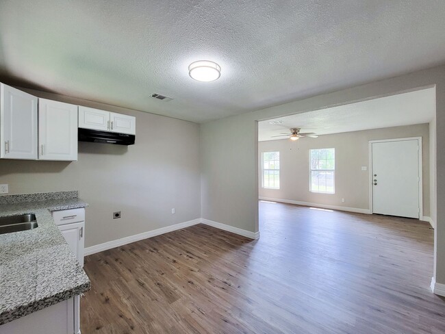 Building Photo - RECENTLY REMODELED 3 BEDROOM LEASE HOME