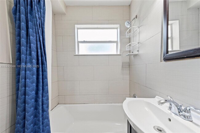 Building Photo - 1125 NE 5th Ave