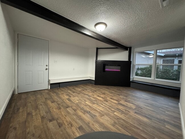 Building Photo - Rent to Own this beautiful 4 Bedroom 2 Ful...