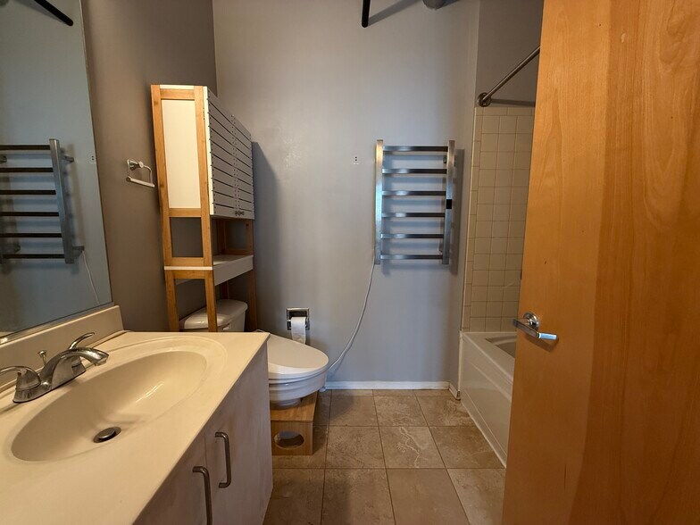 Building Photo - 700 W Van Buren St