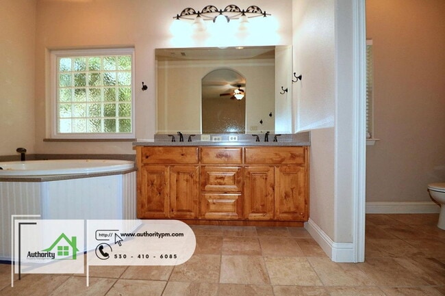 Building Photo - 4750 Pheasant Dr