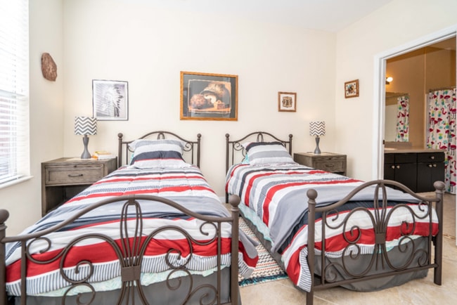 Building Photo - "Charming 2-Bed, 2-Bath Townhouse Retreat in Tampa's Serene White Lake Court!"